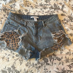 Blåa jeansshorts  - Säljer dessa jeansshorts som inte kommer till användning längre, de är väl använda men ändå i bra skick! 