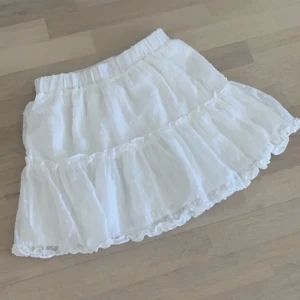 Vit kjol med volanger - Jättesöt vit kjol med volanger och ”3D-prickar” (se bild 2). Vet tyvärr inte märket men säljer då den inte kommer till användning 💕