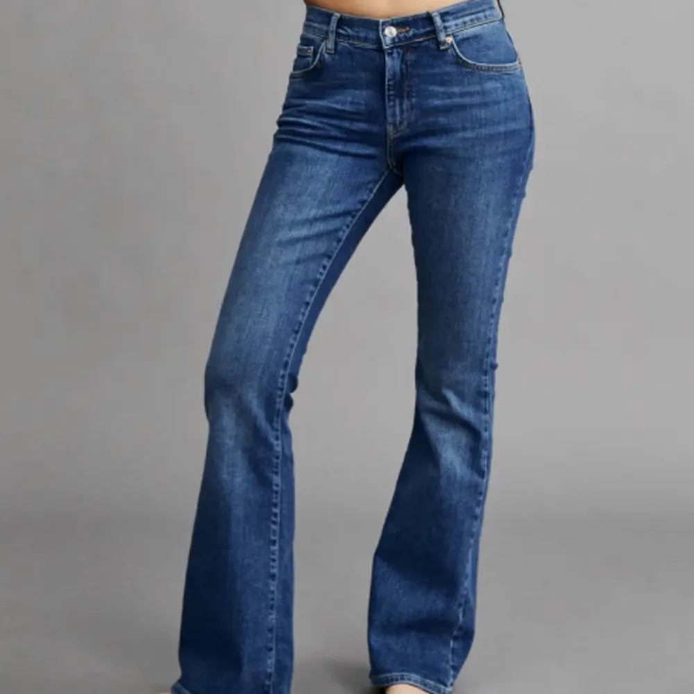 Säljer dessa blåa jeans från Gina i en low waist flare/bootcut modell. Perfekta vardags jeans och modellen som är svår att hitta, säljer då jag inte får användning av dem💞. Jeans & Byxor.