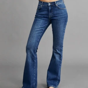 Flare jeans - Säljer dessa blåa jeans från Gina i en low waist flare/bootcut modell. Perfekta vardags jeans och modellen som är svår att hitta, säljer då jag inte får användning av dem💞