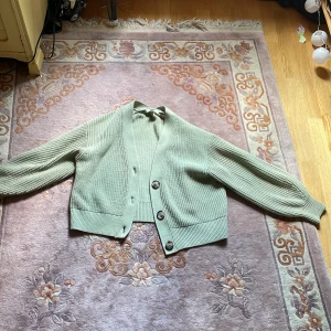 Grön kofta - H&m kofta som jag inte använder längre. Köpt i 2021 och har inte använt sen dess. Bra skick. Tjockt tyg. Mysig⭐️