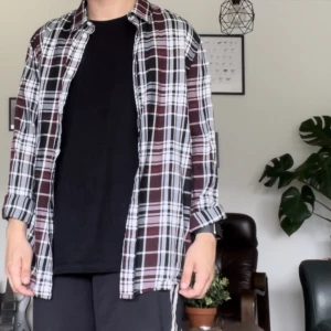 skjorta - skjorta från h&m i storlek M. hund finns i hemmet, tvättas innan utskick. pris + frakt