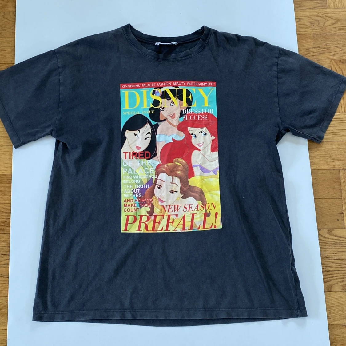 Mörkgrå t-shirt med disneytryck