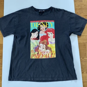 Mörkgrå t-shirt med disneytryck - Använd få gånger