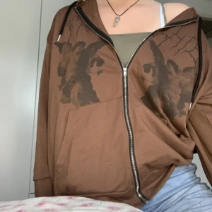 Huvtröja med tryck (änglar) - Tryck inte på köp nu! Köpte denna för ett tag sedan och har använt den mycket. Men nu har jag tröttnat på den. Minns inte vart den är ifrån. Säljer för 100kr+ frakt.💗🌟