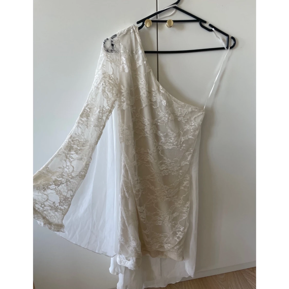 Vit spetsklänning, strl S  - 90