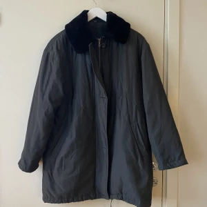 Parkas - Mörkgrå parkas med avtagbar pälskrage! Lätt vadderad! Hel å ren. 