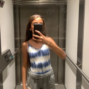 Blå och vitt bodysuit  - Fin blå och vitt bodysuit 🤩. 💙🤍storlek XS. 