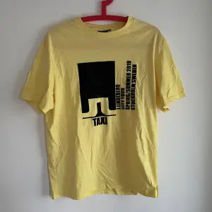 J.Lindeberg T-shirt som är sparsamt använd. Storlek: M
