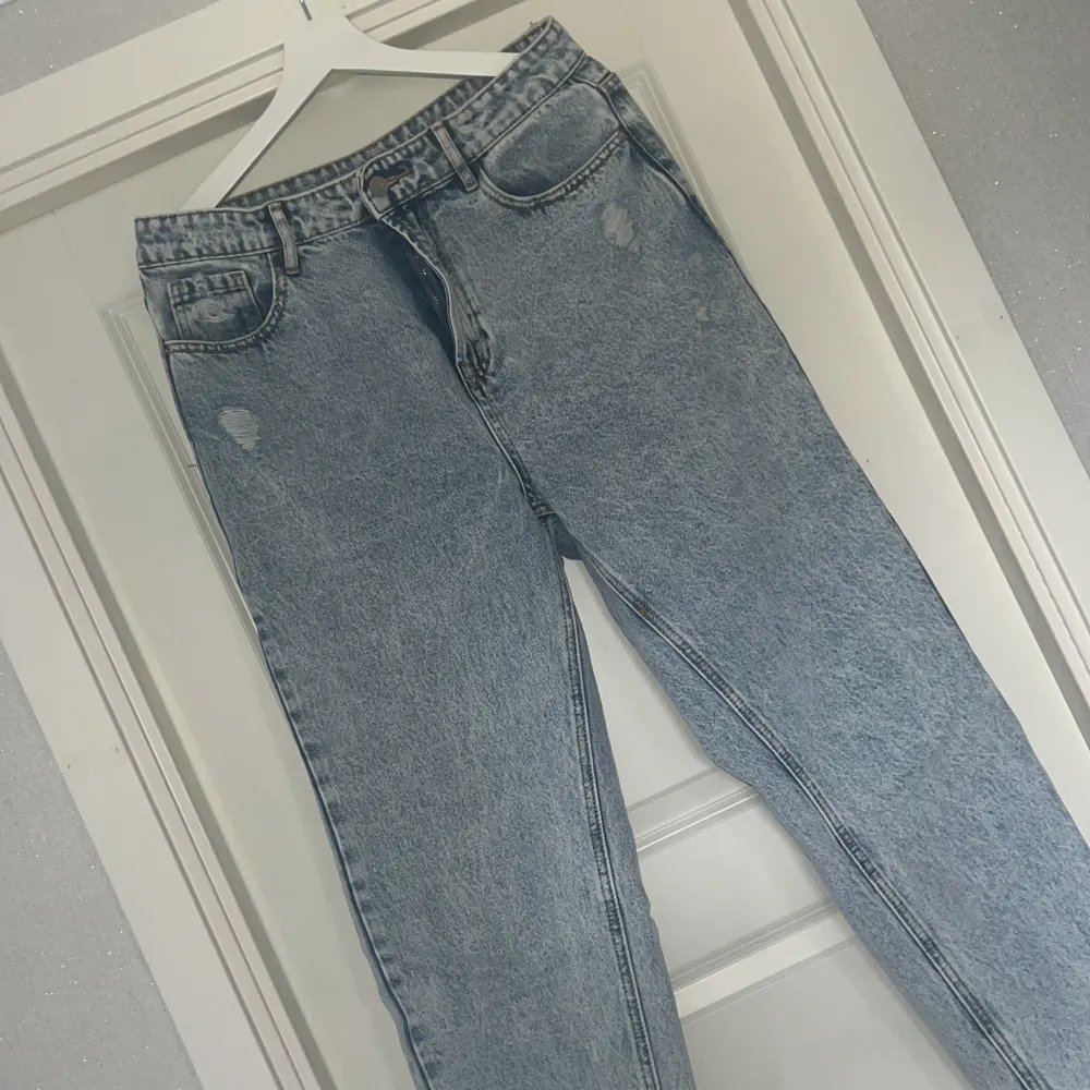 Säljer jeansen som jag har använt bara 2 gånger dom är helt nya, materialet är inte i stretch och är i färgen ljus blå, köpte dom för 300kr men säljer dom för 150kroch är i storlek L:). Jeans & Byxor.