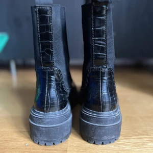 Zara-Stövlar - Säljer mina sparsamt använda stövlar från zara pga dem står bara i garderoben och kommer inte till användning, det vill jag ändra på! 