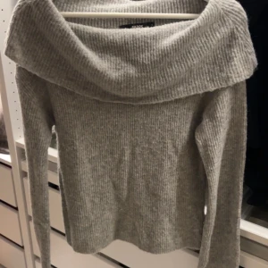 Off shoulder tröja  - Stickad Off shoulder tröja från Bik Bok i storlek S/M. 🌺