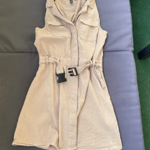 Klämning - Klänning i storlek 36🦋 hör av er vid minsta intresse eller funderingar 🫶