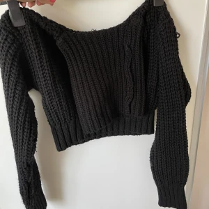 Svart kort turtleneck tjocktröja  - En svart kort stickad tjocktröja med en tjock turleneck. Storlek XS, få trådar som hänger men går att klippa bort och fixas till.  Märket Lefon. 