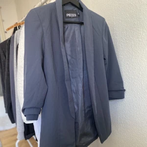 Kavaj - Säljer denhär snygga kavajen med kortare ärmar, den är i en jättefin smytsblå färg, knappt använts så den är som ny!