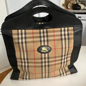 Burberry handväska .mått är ca:42x37x10