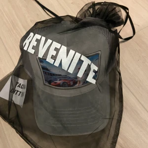 Revenite Monaco Gray Velvet Cap - Monaco Gray Velvet Cap Från Revenite. Exklusive keps då det bara gjorts 1500 stycken. Har en till keps i denna färg sen har jag i två Andra färger också (kolla mina andra annonser)
