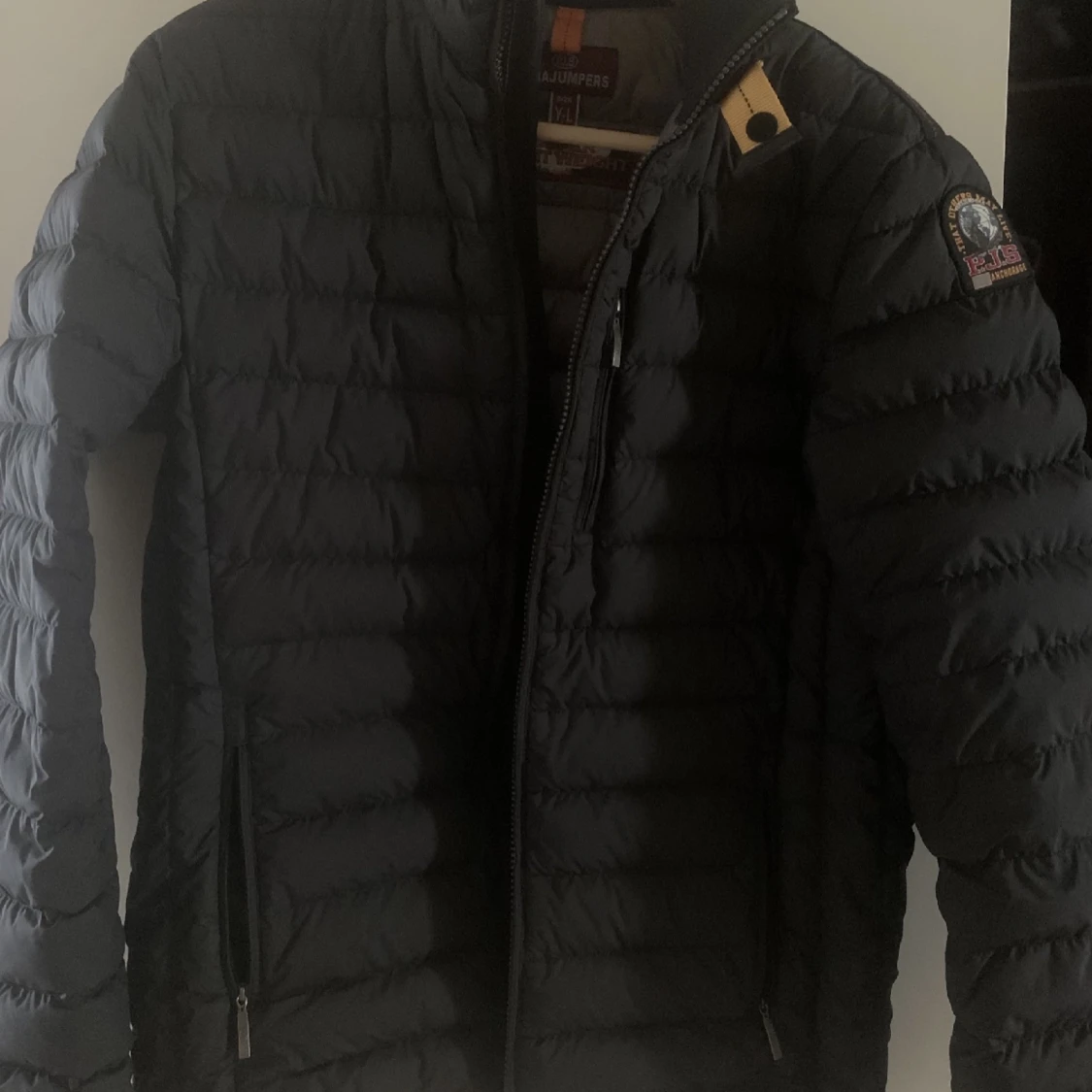 Parajumper jacka, Inga repor eller fel på den. Säljer för att jag tröttnat på den och letar efter något nytt. Priset kan diskuteras.  - 91