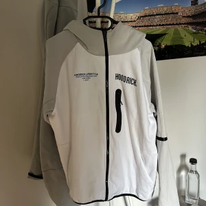 Hoodrich hoodie - 2 veckor gammal. Kvitto finns. Inga skador eller fläckar. St XL men passar L