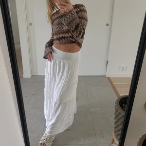 Vit långkjol - Skönaste långkjolen! Köptes i Danmark på soggo för 150 danska kronor vilket motsvarar ca 230 svenska. Aldrig använd  Man får med ett litet skärp (se bild 3)  Kjolen är one size, stretchig och skön. Passar mig med strl S.