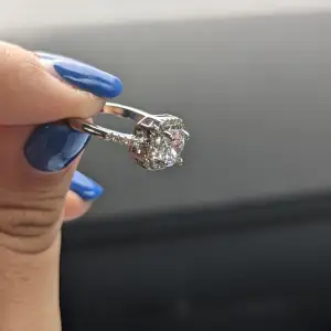 Silver ring med vit stenar  i perfekt skick  Metall material  Inte äkta silver 