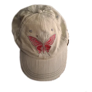 Keps med fjäril på - Keps med fjäril på. Tror det är barnstorlek, inte säker. 💖 Pris är diskuterbart vid snabb affär. Vid funderingar skicka gärna pm. 😊 Köparen står för frakten. 