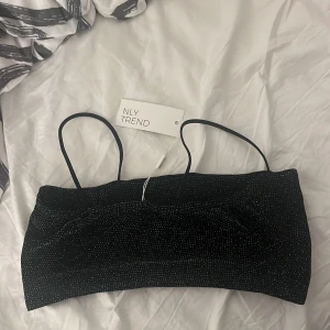 Glitter top - Aldrig använt lch har lappen kvar! Köpt för några år sedan och är i nyskick! Pris kan absolut diskuteras❤️