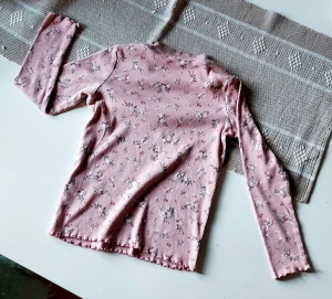 Rosa tröja från Lindex - Ingen anmärkning alls på plagget. Ser helt ny ut.