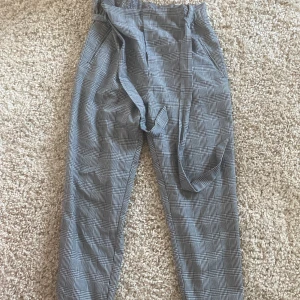 Rutiga byxor - Väldigt fina i bra skick. Fickor på båda sidorna där framme.