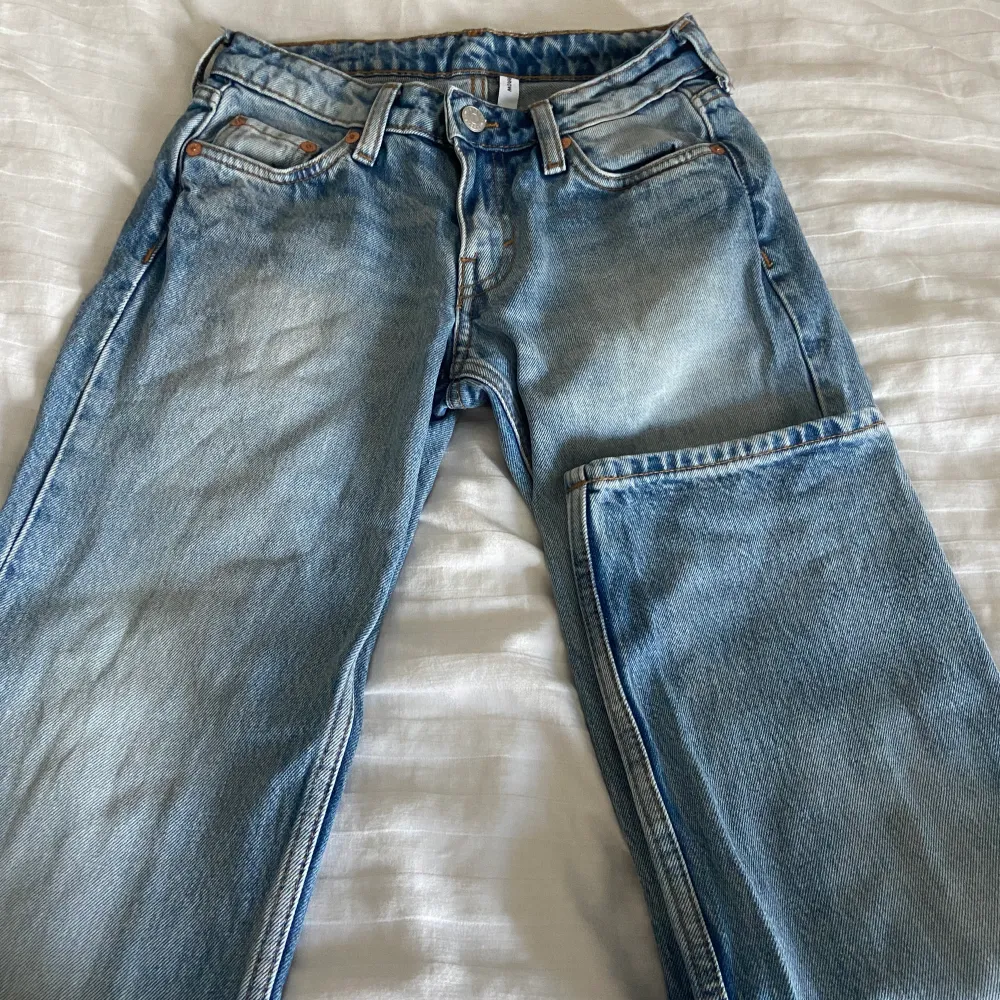 Low waist jeans storlek W23 l30, använda 1 gång då de är för små för mig . Jeans & Byxor.