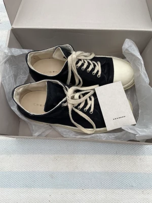 Rick owens drkshdw ramones low - Säljer nu mina låga Ramones så jag inte använder de så ofta. De är använda men i bra skick! Ända flawen är att de har en liten lagning men den syns ej när man använder de. De passar storlek 44/43. Kvitto och låda finns. Skriv för mer bilder eller info.