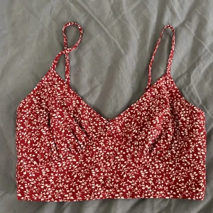 Blommig topp  - En fin topp från SHEIN som endast använts ett fåtal gånger. Är i jättebra skick och har en dragkedja på sidan.