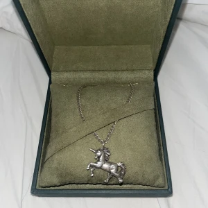 Unicorn halsband marianilsdotter  - Så fint halsband från Maria Nilsdotter ❤️ kedjan har börjat bli lite mörkare! Säljs inte längre på deras hemsida, nypris 3000