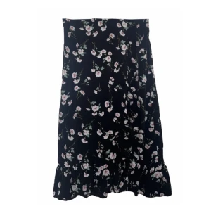 Blommig kjol  - • Se bild 3 för bättre passform  • Oanvänd   • Dragkedja för enkel användning   • Slit vid sidan   • Material: Polyester 