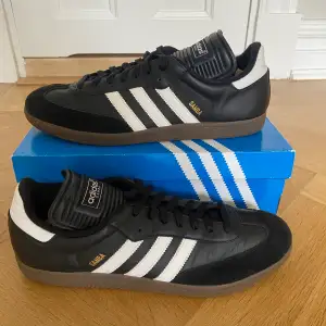 Ett par Adidas Samba i mycket fint skick, med längre tunga. Tar gärna emot prisförslag om du är intresserad!