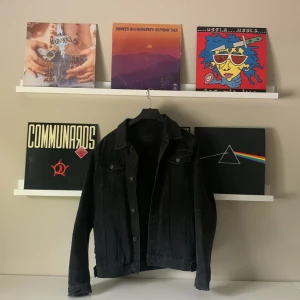 Jeans jacka från Liqour N Poker - Svart jeans jacka i bra skick inte använd så jätte mycket. 