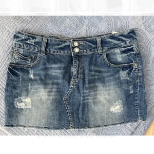 Lågmidjad jeanskjol - Lågmidjad jeanskjol, jättefint skick! Har tyvärr inga bilder på då den är för stor på mig 