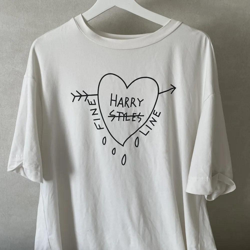 Harry styles fine line t-shirt🫶🏻 tror att jag har köpt den på etsy men har aldrig använt.. T-shirts.