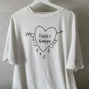 Harry styles fine line t-shirt🫶🏻 tror att jag har köpt den på etsy men har aldrig använt.