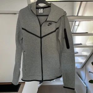 Nike tech hoodie strl. XS - Oanvänd Nike Rech hoodie Inköpt i Nike butik i dec 2022 Strl XS