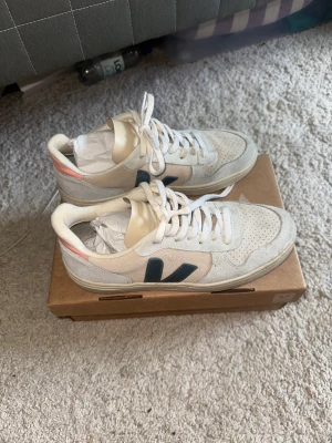 Veja skor - Säljer mina Veja skor jag använt typ 5-10 gånger bara. Så fina och fräscha till sommaren/våren/hösten. Köpta för 1499 kr på NK. 