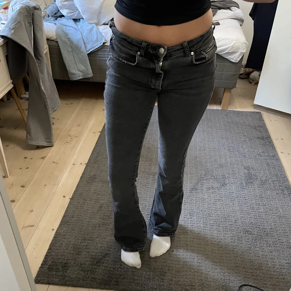 Säljer mina super snygga jeans från Gina som är midwaist, perfekt längd för mig som är 170💕bra skick, pris kan diskuteras (sitter som en 36) . Jeans & Byxor.