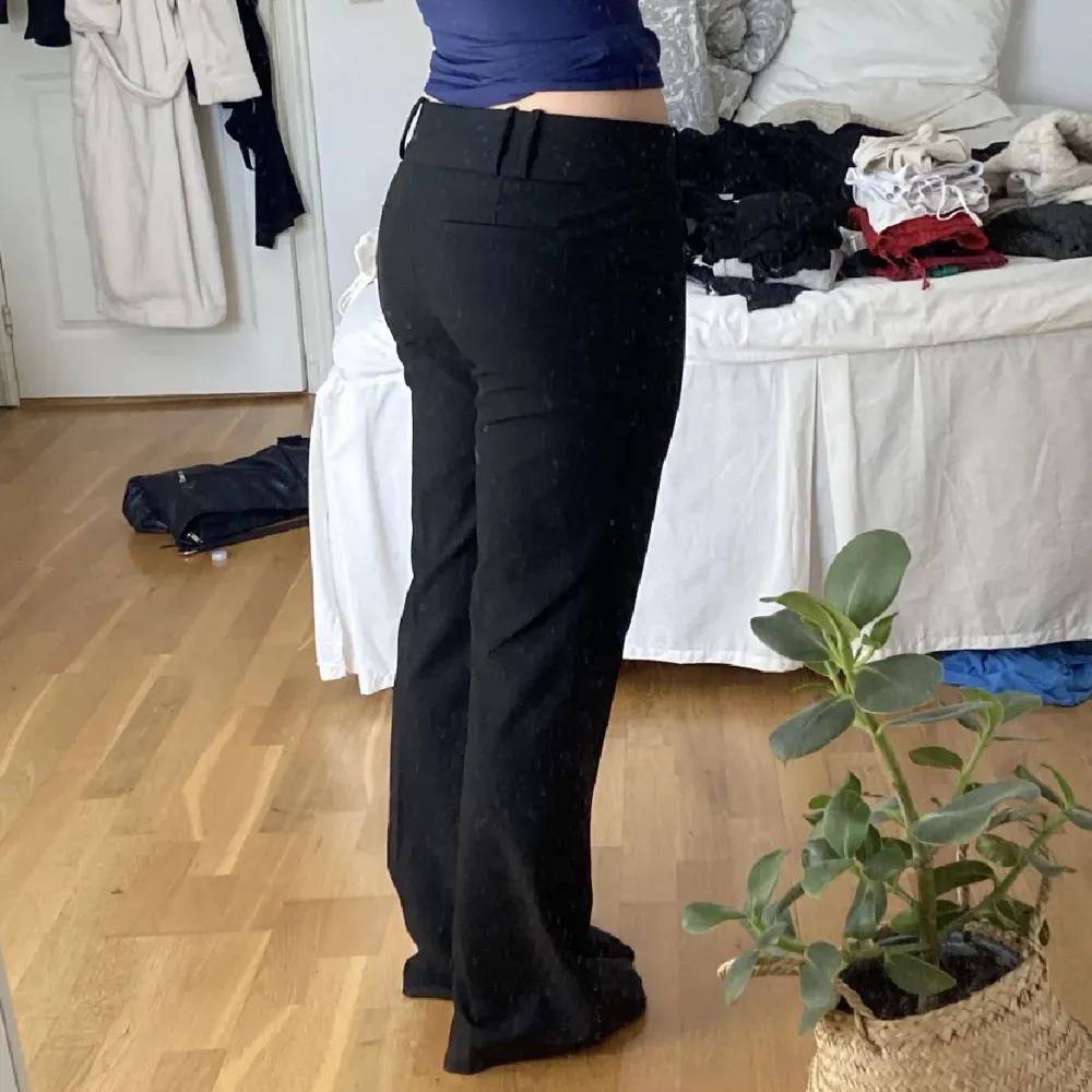 Kostymbyxor köpta här på Plick som inte kommer till användning❤️ 200kr + frakt 📦 . Jeans & Byxor.