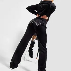 Svarta Juicy couture byxor som är i mycket bra skick. Säljer pga att de inte är min stil längre  