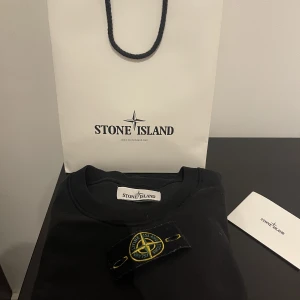 Stone Island - Säljer nu min svarta stone Island sweatshirt! Tröjan är använd fåtalet gånger då den inte kommit till någon användning. Allt OG finns kvar, vid mer info är det bara att höra av sig!