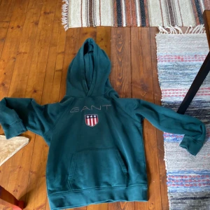 En äkta Gant hoodie  - Säljer pågrund av att jag tröttnat på den och använder den inte. Bra skick.