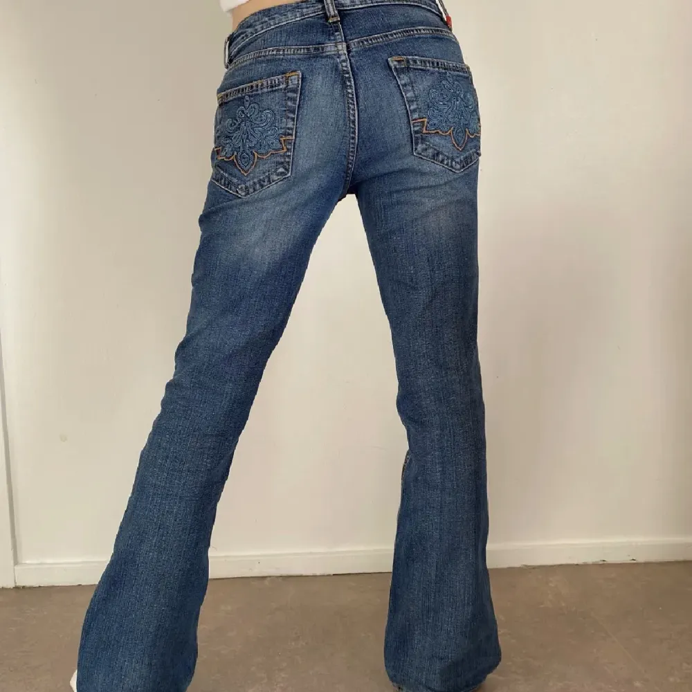 lowwaist lågmidjade jeans med snyggt tryck på bakfickorna. vintage, perfekt bra skick!. Jeans & Byxor.