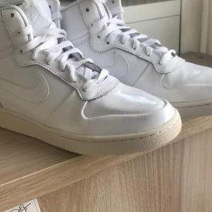 Nike skor  - Ett par snygga Nike skor med skin där fram och lite fordring, dom är i storlek 40 och det är inga synliga skador☺️