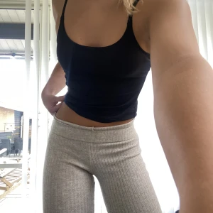 Byxor - Ribbade byxor med bootcut ifrån Ginatricot. Superfint att vika ner kanten och bära dem lågmidjat❤️