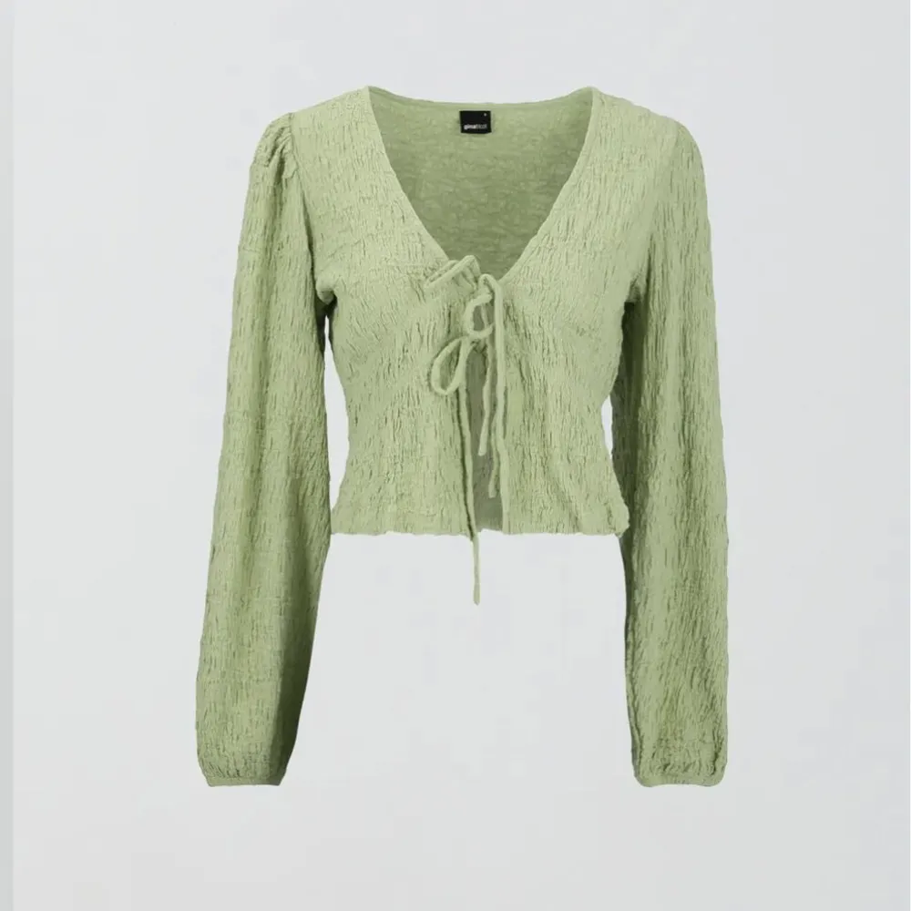 Säljer denna super fina tröja från Gina som inte har kommit till användning. Slut på hemsidan, säljer för 200kr + frakt. Toppar.